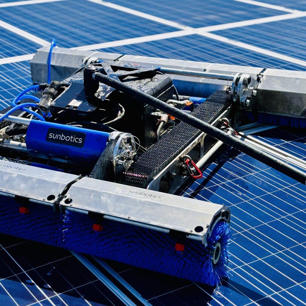 Reinigung einer Photovoltaikanlage in Illertissen mit Bürstensystem